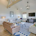 Lakefront New Orleans Retreat - Hot Tub And Kayaks!