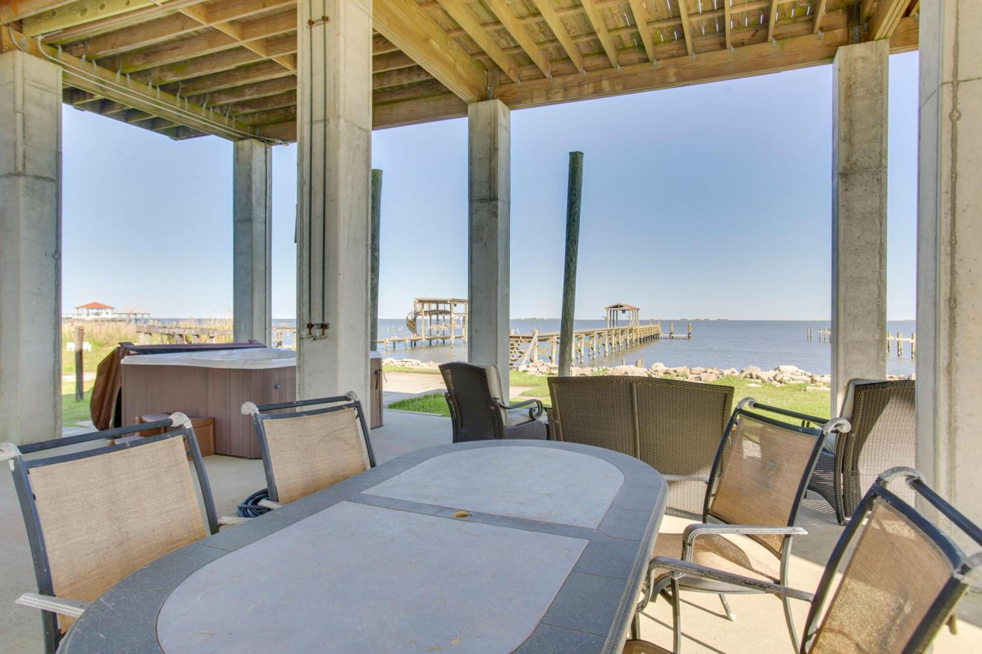 Holiday home Lakefront Retreat - Hot Tub And Kayaks!